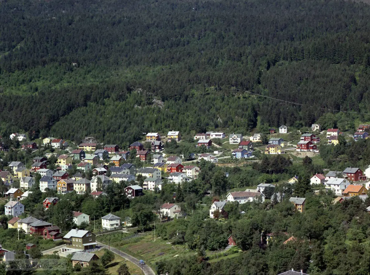 Krysset Moldeliveien / Fjellbruveien, til venstre i bildet. Kveldro (Speiderhuset) hvitt vinkelhus til høyre..Kveldro, Moldeliveien.