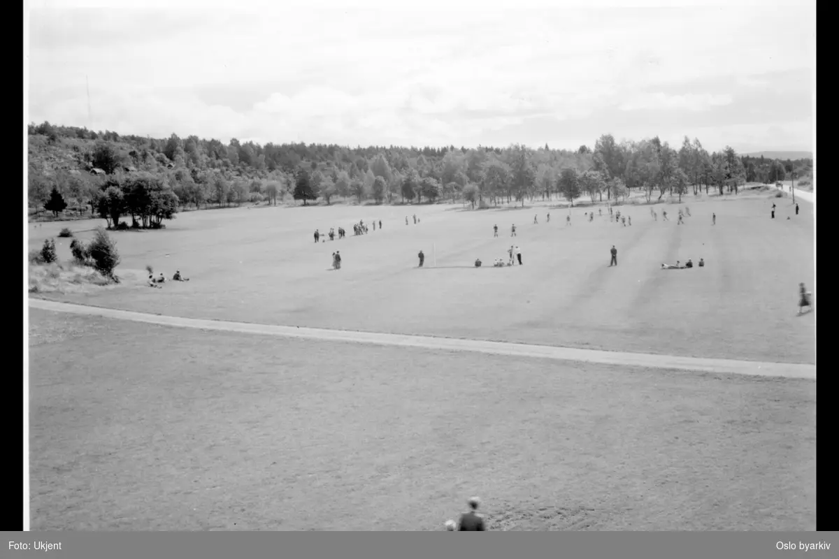 Fotballkamp på sletta. Gangvei. Brannfjellområdet til venstre, Ekebergveien til høyre.