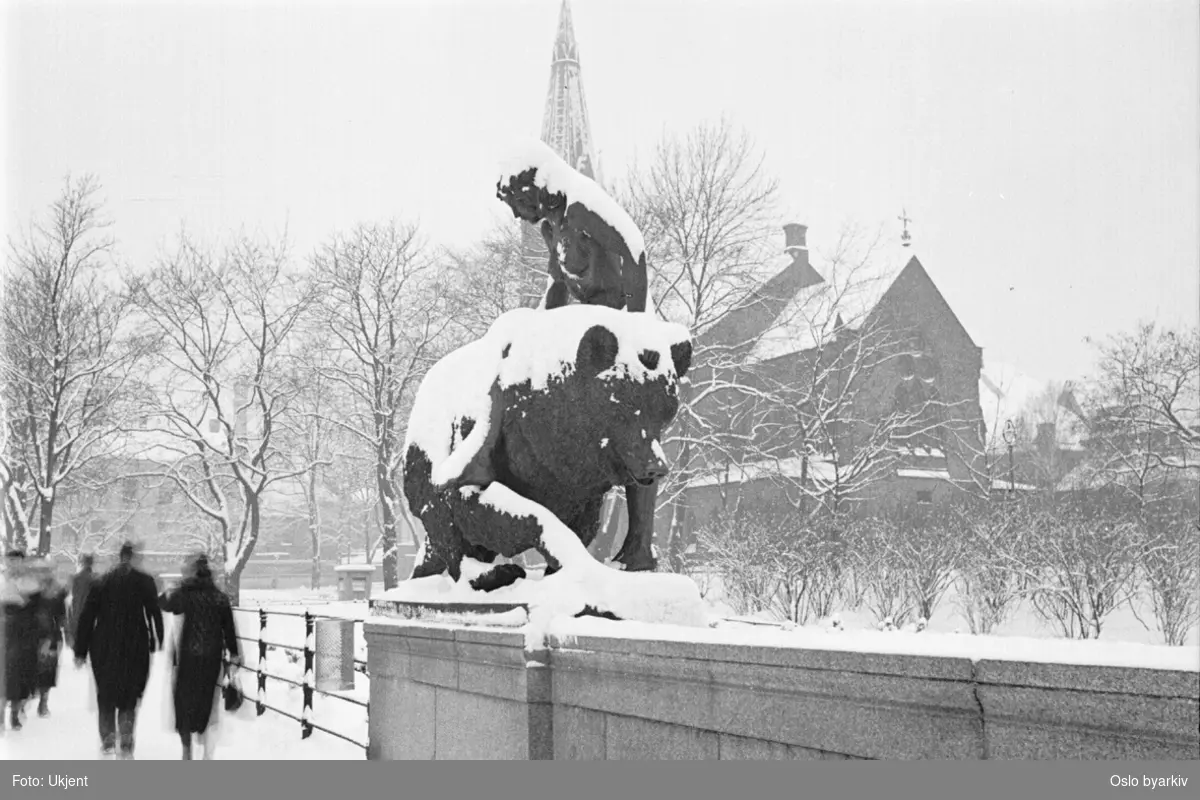 Ankerbrua sett mot Jakob kirke. Skulpturen "Kvitebjørn kong Valemon" av Dyre Vaa. Ved Akerselva