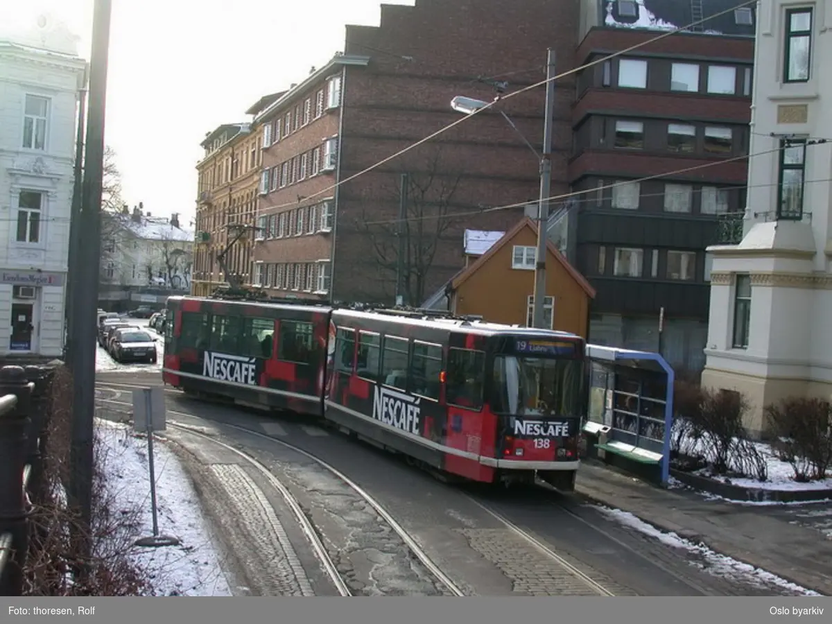 Oslo Sporveier. Briskebytrikken. Trikk motorvogn 138 type SL79 linje 19 til Ljabru svinger inn i Briskebyveien fra Holtegata.