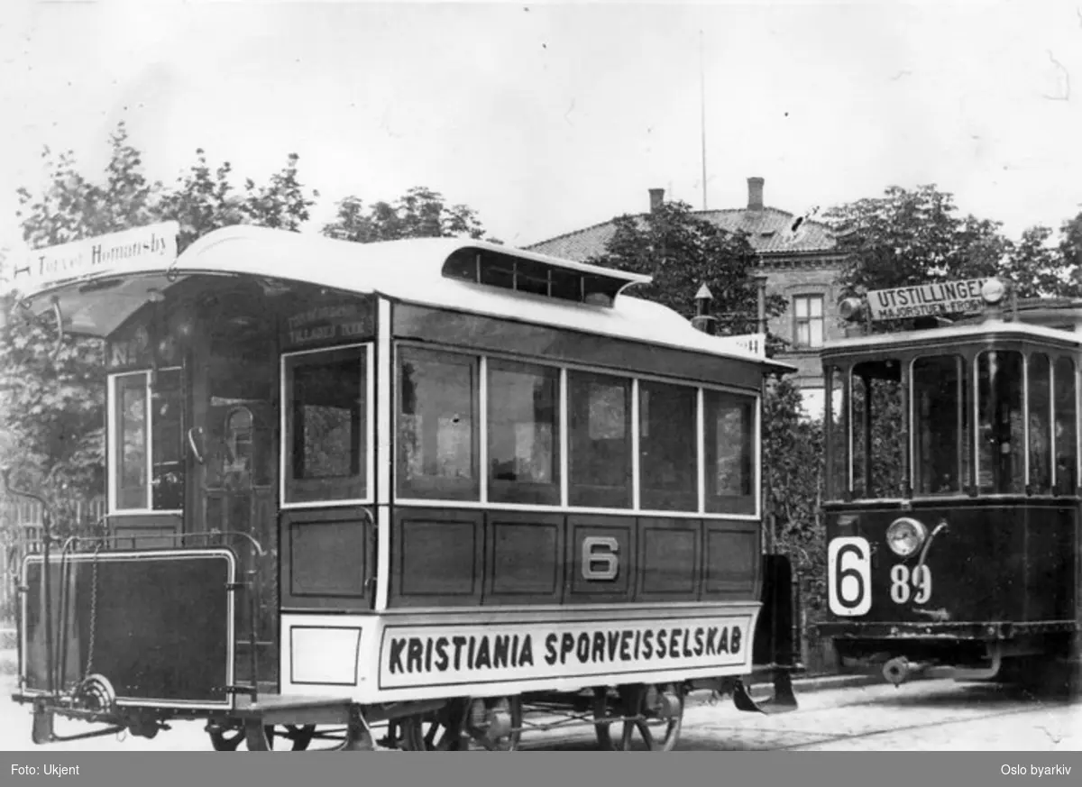 Grønntrikken. Trikk motorvogn type SS nr. 89 på linje 6 og tidligere hestesporvogn nr. 6 fra 1875, tilhørende Kristiania Sporveisselskab, utstilt ved Homansbyen vognhall.