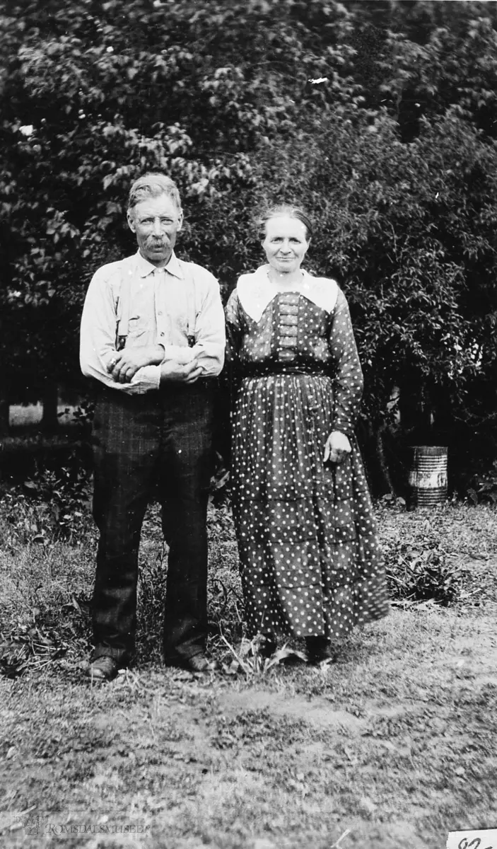 Peder Bugge f.29.08.1861, Petrine Bugge f.Ulsteinvik, f.ca.1864 Marit Bugge frå Skorgestua var mor til Peder. Peder utvandra til Amerika i ung alder og vart farmer i Minesota.