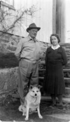 Knut reiste til Amerika. Bildet er tatt på trappa i Vollahau