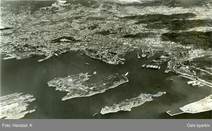 Luftfoto av Indre Oslofjord, havnen og Oslo by. Gressholmen, Lindøya ...