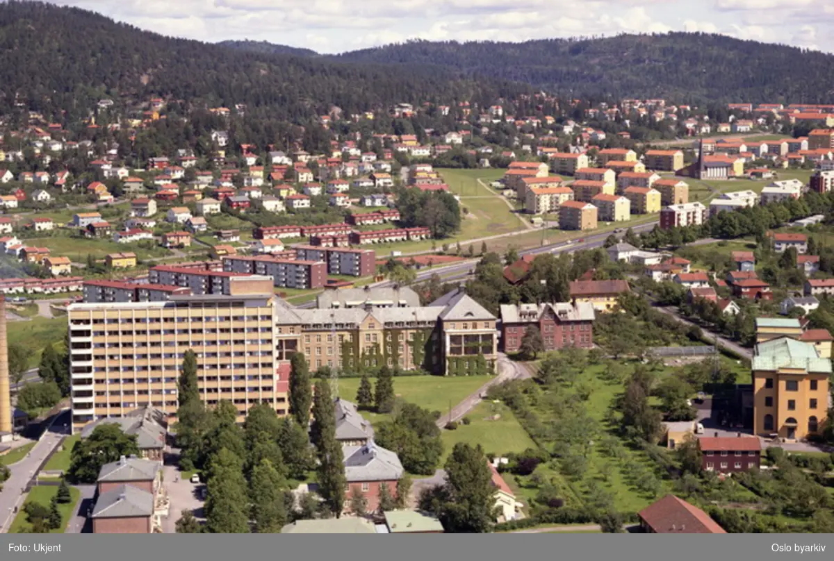 Aker sykehus, med Trondheimsveien bak. Boligområde på Disen og Lofthus i bakgrunnen.  (Flyfoto)