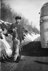 Det er mange oppdrag for ein bussjafør. Gisle Kalset står he