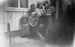 Gruppebilde: Kvinneforening på Raudsand. .Namneliste, sjå re