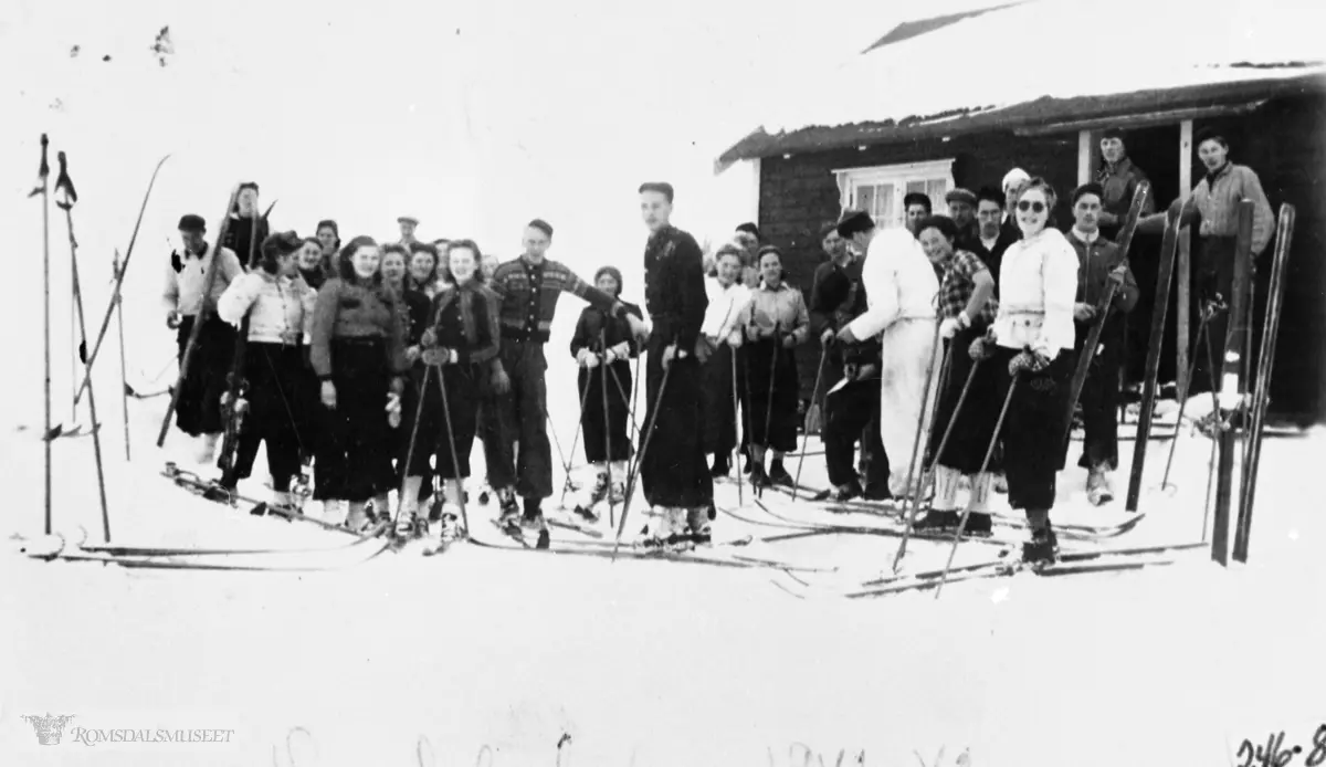 Elever fra Handelsskolen i Eidsvåg på fjelltur.