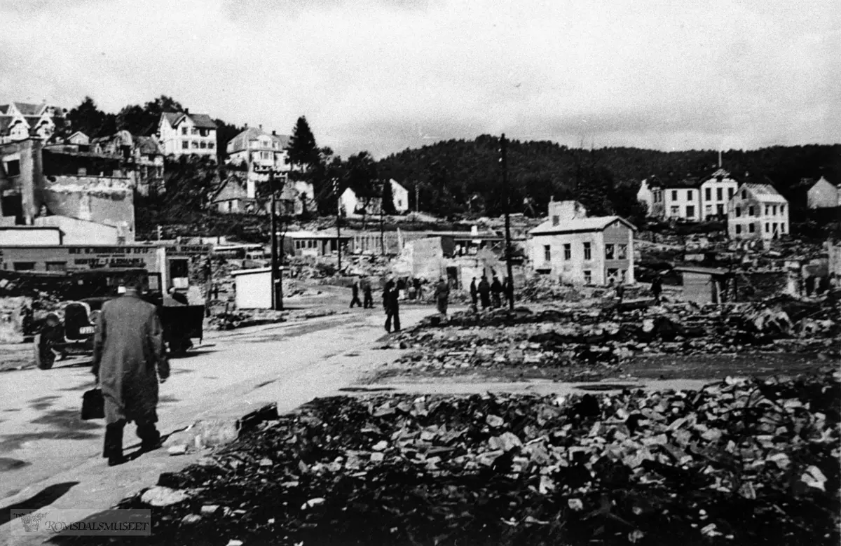 Molde sentrum april 1940 - tatt fra vest Rådhuset til høyre.