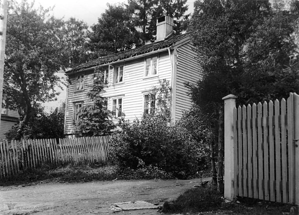 Enkefru Bye sin eiendom..Hus nr 244 Klaus Kirkhorn sitt hus lengst til venstre.