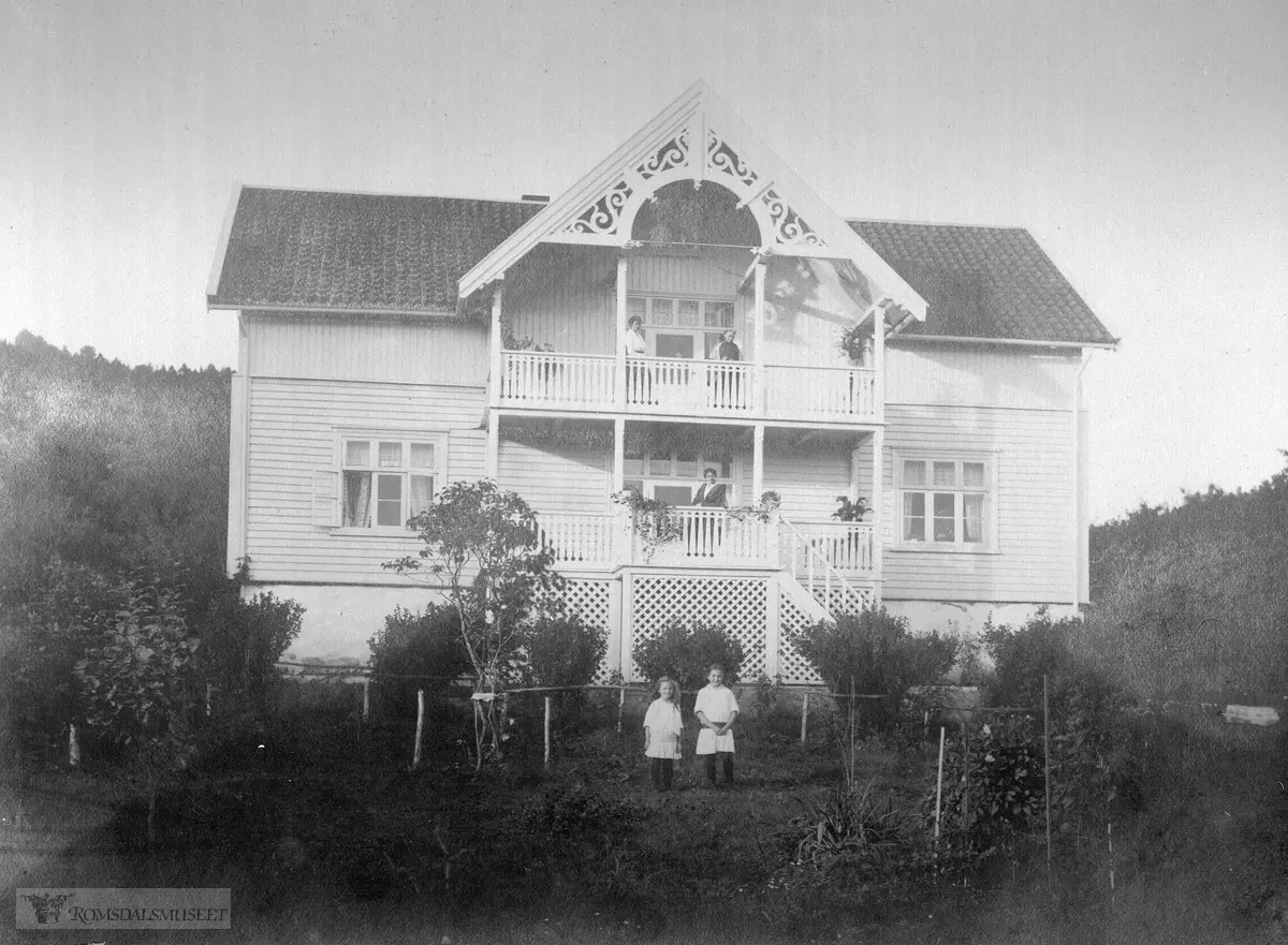 Fagerli slik det ble etter at Johannes Dale bygde på huset. Verandaene ...