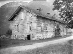 Huset vart seinare flytta. Humle. ..Se også bilde nr 111