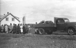 Jon Opstad sin lastebil med kista..Huset til venstre er "kra