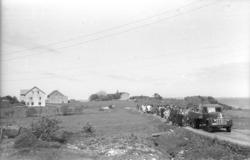 På vei til kirka..Bergan midt på bildet med Olav Sæbjørnsens