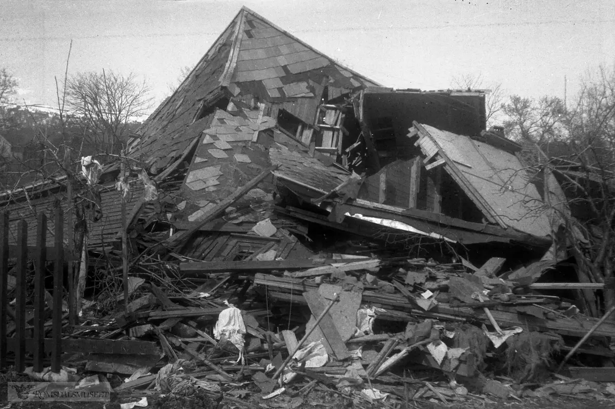 Asbjørn Sæbø sitt hus øverst på Gørvellmarka som ble bombet 27.04.1940..I forgrunnen står Bernt Halstensen som også mistet sitt hjem i området..(se Moldebys historie side 35)
