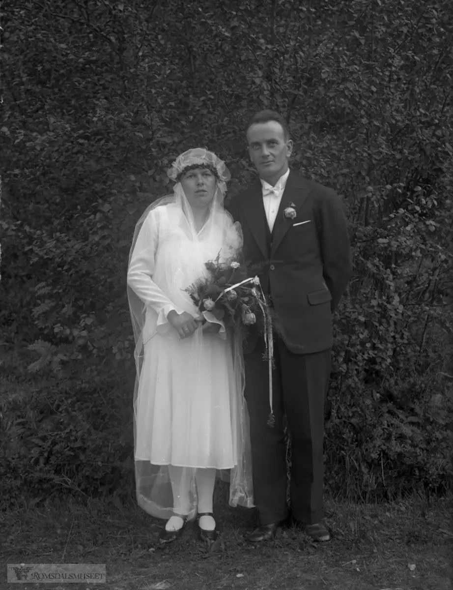 Brudeparet på Talsethagen før de dro til Kleive Kirke.