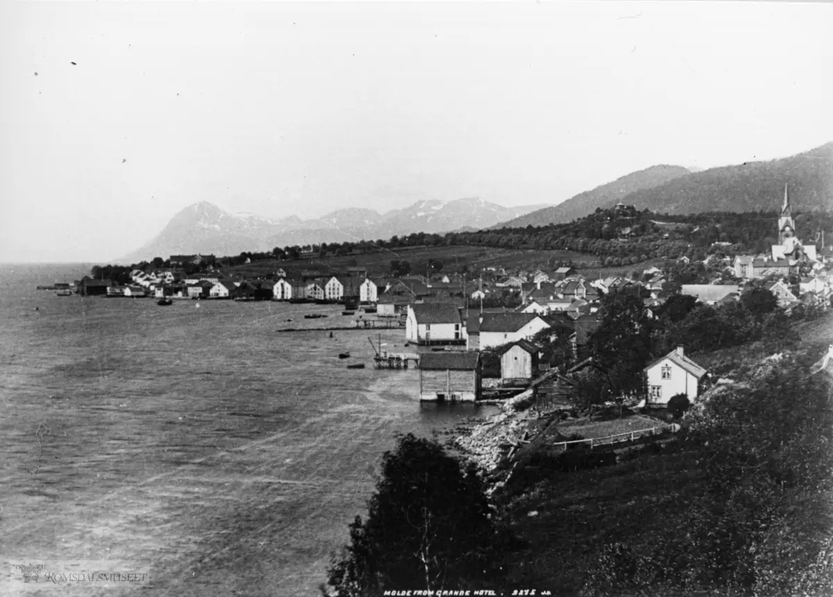 "Bildet tatt i fra Grand Hotel få år etter at hotellet.".I forgrunnen Olaus Larsenhuset, og den etter 1940 siste igjenstående brygge i Molde."