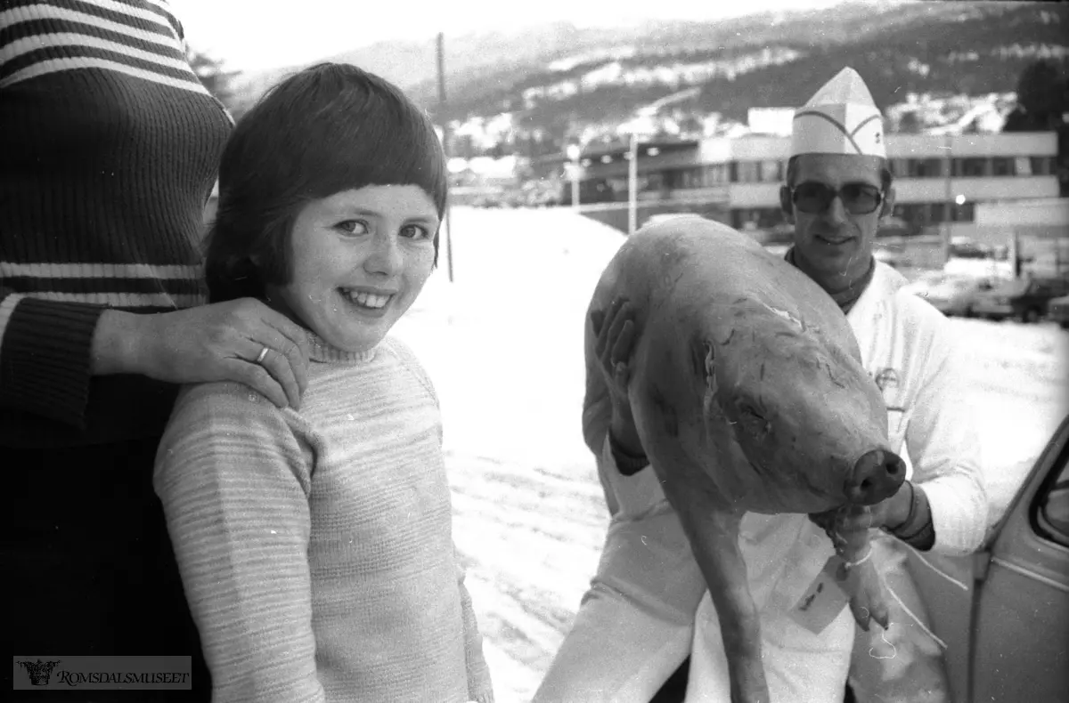 "Bustus 3" overleveres vinneren Ann Kristin Øyen..RB 21.12.1974.