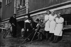 Pasienter og betjening ved Romsdals Amtssykehus,.(repro fra 