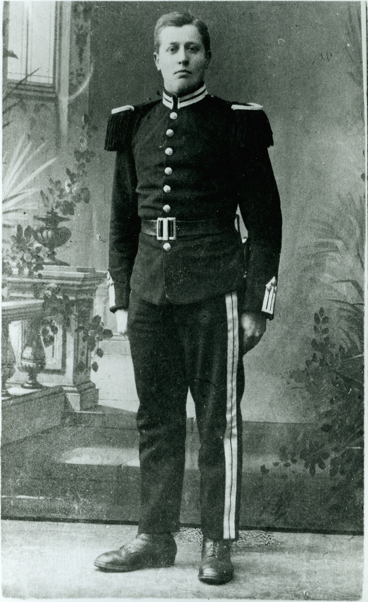 Portrett,uniform.
Hans Hulebaklien.