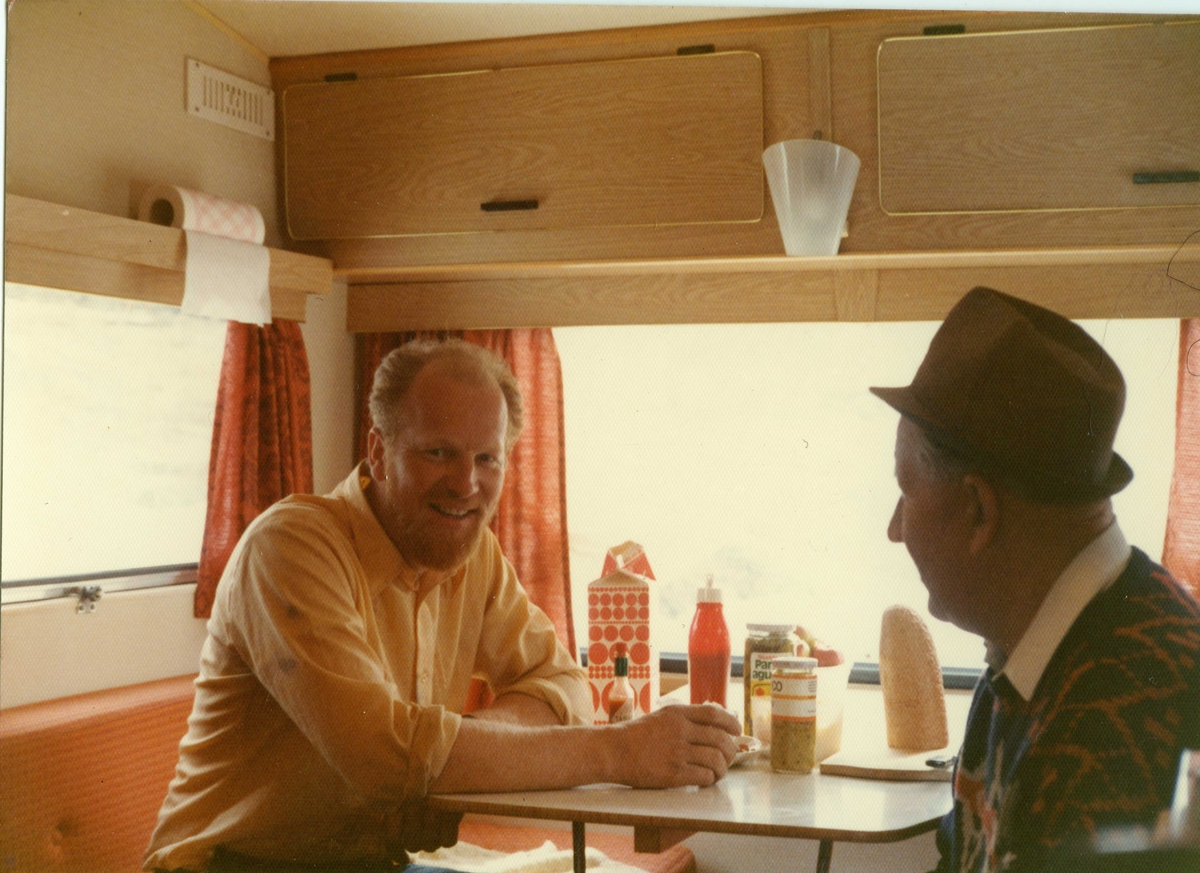 Oslo Lysverker. Kraftutbygginga. Ombygging dam Strandavatn. Matpause i campingvogna. Frå v.: Helge Nesland og Ola Kortgaard. 1974 
