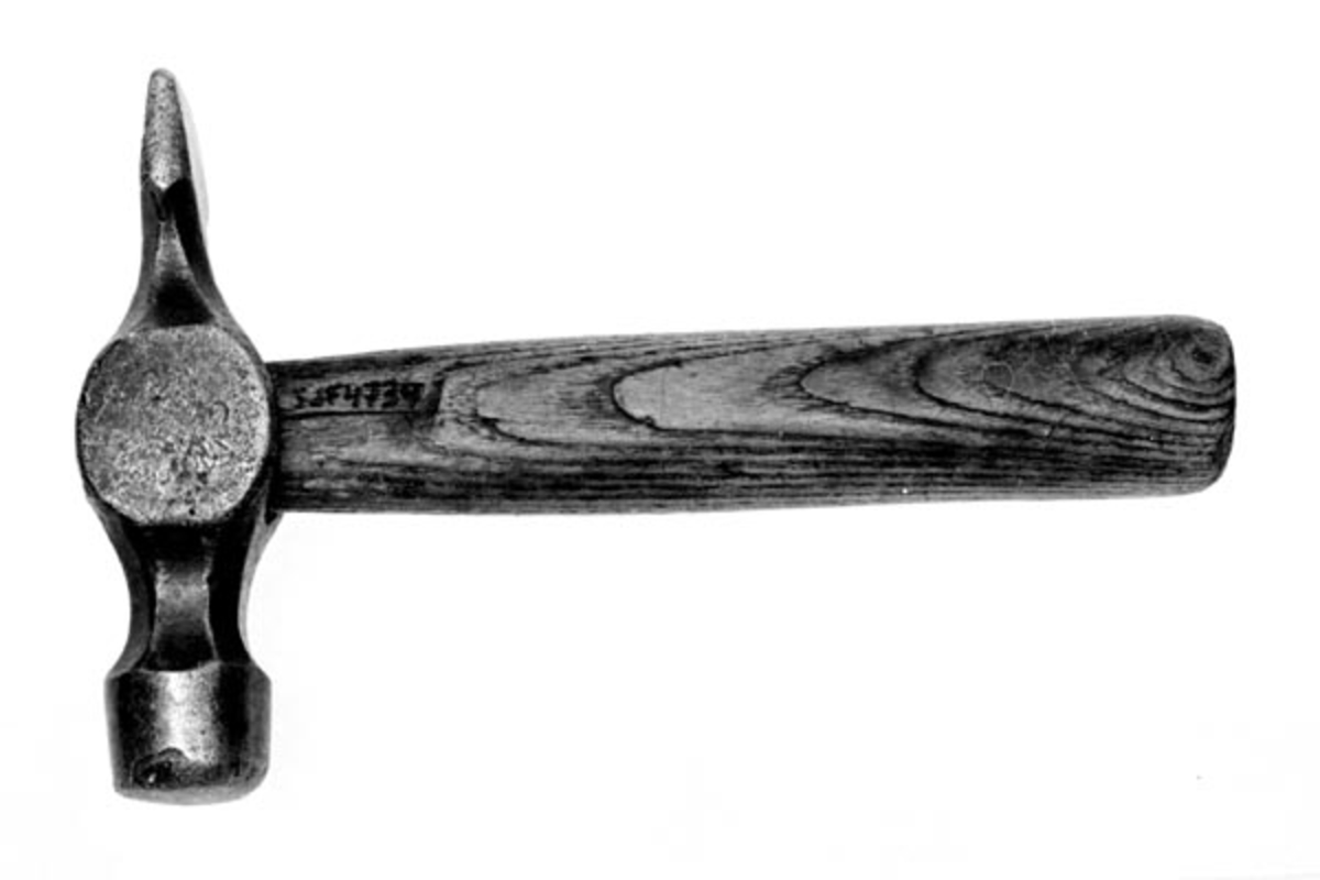 Hammer fra verkstedet til børsemaker Eberhard Kokkin (1856-1920) på Åsta i Åmot, Hedmark. Hammerhodet er 12,2 centimeter høyt, målt fra banen (slagflata) i den ende enden til ytterenden av pennen i den andre. Banen har vært sirkelrund med 2,5 centimeters diameter, men ytterkantene har, etter bruk, fått noen avskallingsskader som har gått utover den runde formen. «Kjakene» - sideflatene på begge sider av «øyet» (skafthullet) framstår som ovale, og de er noe buete på tvers av høyderetningen. I overenden er det en såkalt «penn» - en tverrstilt kileformet komponent som er 2,5 centimeter bred. Mellom det runde hammerhodet på den ene sida, pennen på den andre og midtpartiet med øyet, er det innsnevringer i godset som har åttekantet tverrsnitt. Det nevnte øyet har et ovalt tverrsnitt. Her er det inntappet et 198 centimeter langt treskaft, som har ovalt tverrsnitt og som tiltar i tjukkelse mot den bakre enden. Skaftet ser ut til å være lagd av askevirke. Den fremre skaftenden er kilet, blant annet med toi hesteskosøm som er slått inn i endeveden for å få hammerhodet til å sitte godt på skaftet.