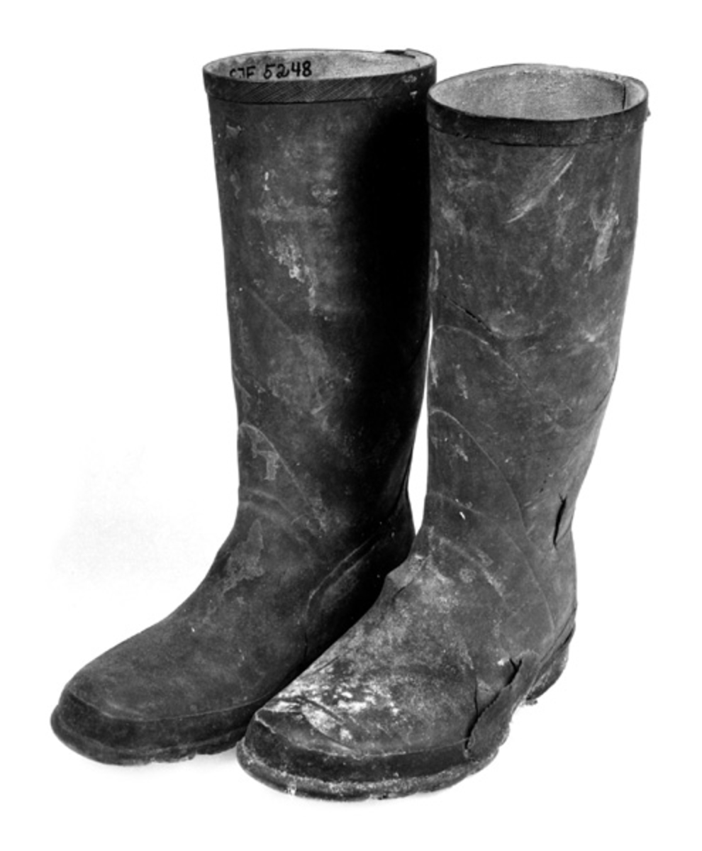 Støvlene er fra hvert sitt par. Spesielt den venstre er hullet og lappet. Den høyre er merket "Trygg". Brukt av giverens mann, Halvor Bratteggen (1900-77) som drev som kjører og fløter. 