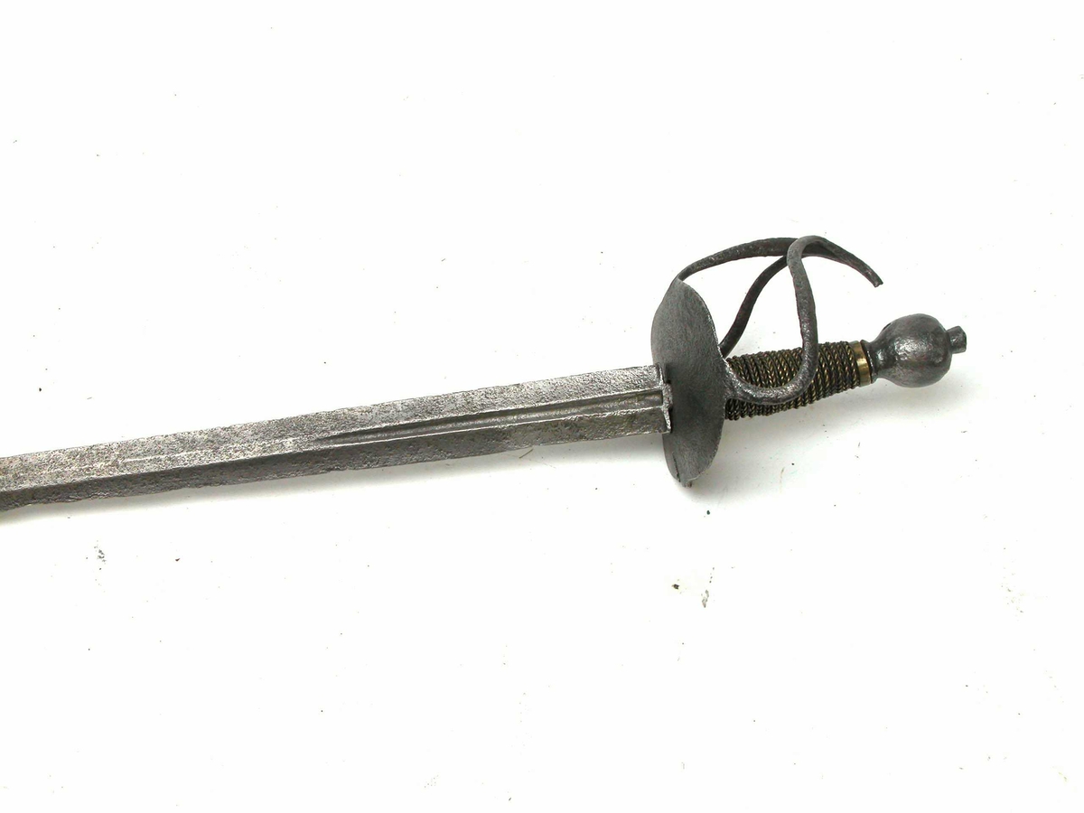 Bøylen defekt.
Ligner meget på møller nr. 1, mod. ca. 1680 men har to tversbøyler og tommegrep. Klingelengde 79 cm. Tveeget klinge hulslipt 20cm fra platen. Bredde ved basis 3,5 cm.