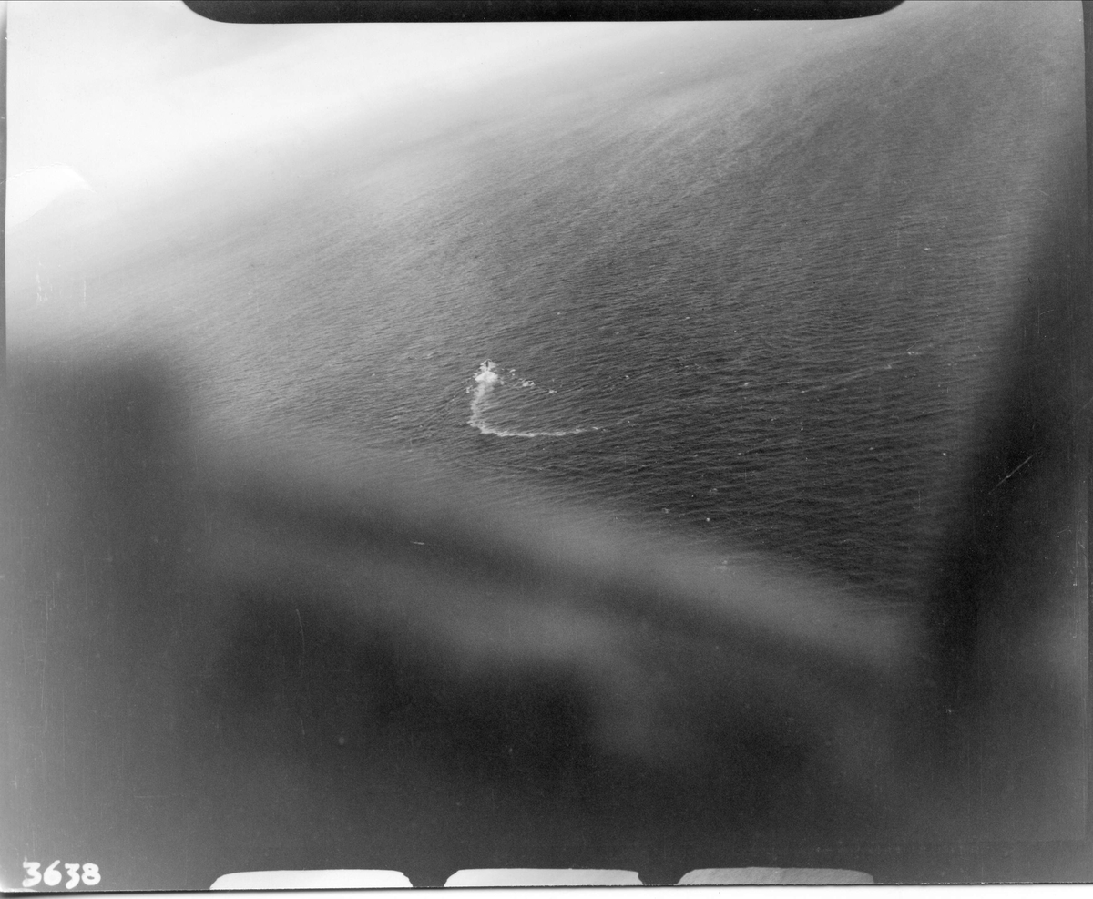 En Mosquito fra 333 skvadronen angriper en tysk ubåt vest for Sognefjorden, 16. juni 1944. Pilot på flyet er major E. U. Johansen.