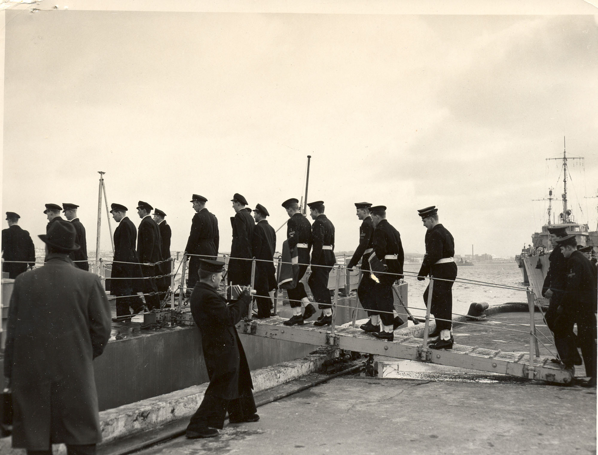 Overtakelsen av River-kl.fregatt KNM "Draug", ex. HMCS Pentang.
Norsk besetning går ombord