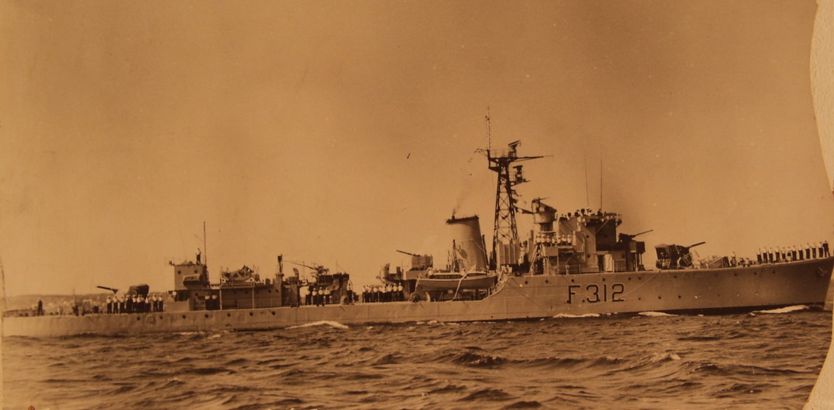 K.N.M. "Arendal" ved flåteparaden under byjubileet 1958.