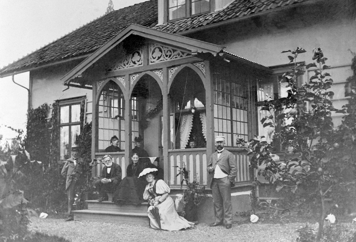 Hamar, Grønnegata 143, kjøpmann Olaf Albert Øsbyes hus, gruppe 8 samlet på verandaen, 

 