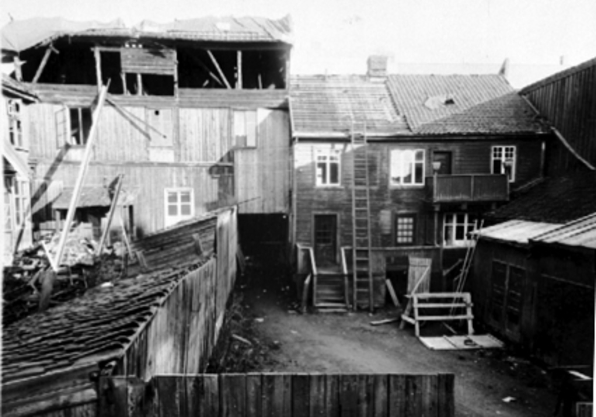 Hamar, Torggata 46, bygård, bakgården der musiker Lars Hollo bodde, bygården brant i juli 1935, 
