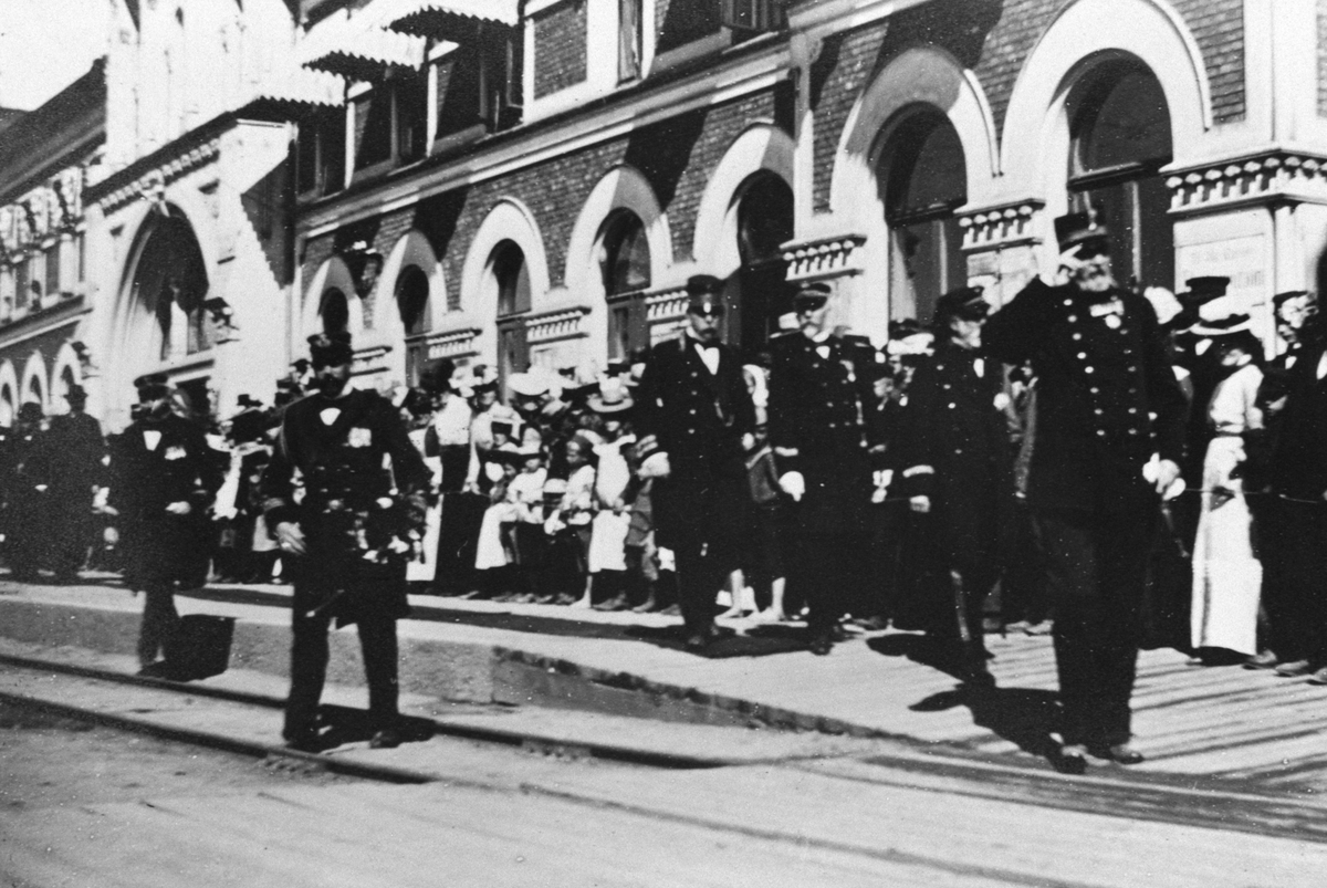 Hamar jernbanestasjon, kong Oscar II på besøk, på perrongen i forbindelse med åpning av Hamar - Selbanen til Tretten 25. september 1894
