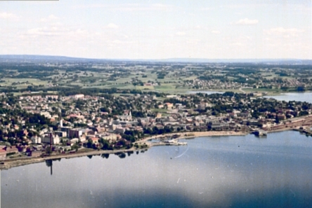 Hamar, flyfoto, bypanorama med Hamarbukta, sentrum,