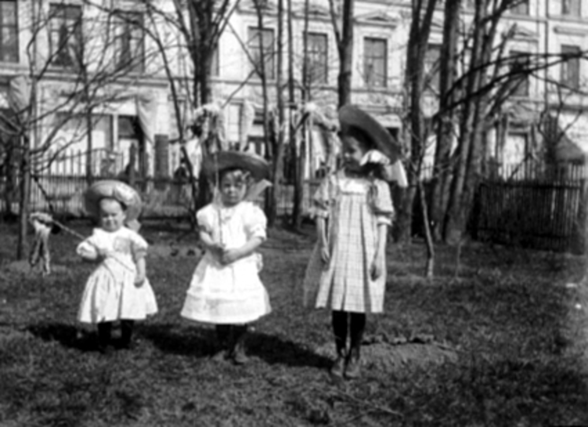 Barn, jenter, 17.mai 1908, Strandgateparken. F.v. Thorbjørg Petersen, Sigrid Petersen, Ragnhild Petersen. Døtrene til Olla og Fargehandler Filip Petersen.