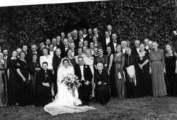 Bryllup på Kise mellom, Nes, Hedmark med mange gjester. Brud