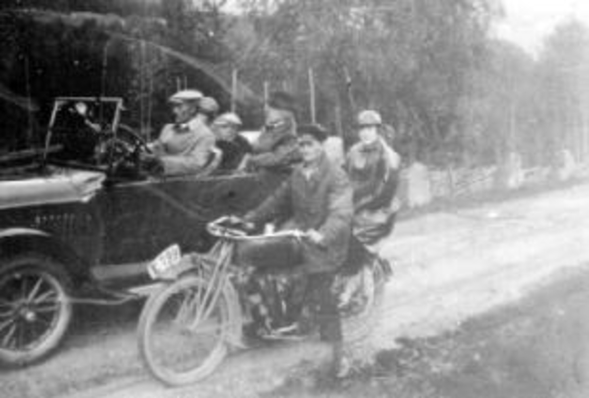 Første bilen i Løkkedalen, Rudshøgda, Ringsaker. Folk i bilen. Motorsykkelen med fører er en Indian Power Pluss uten belysning fra 1917 til 20.
