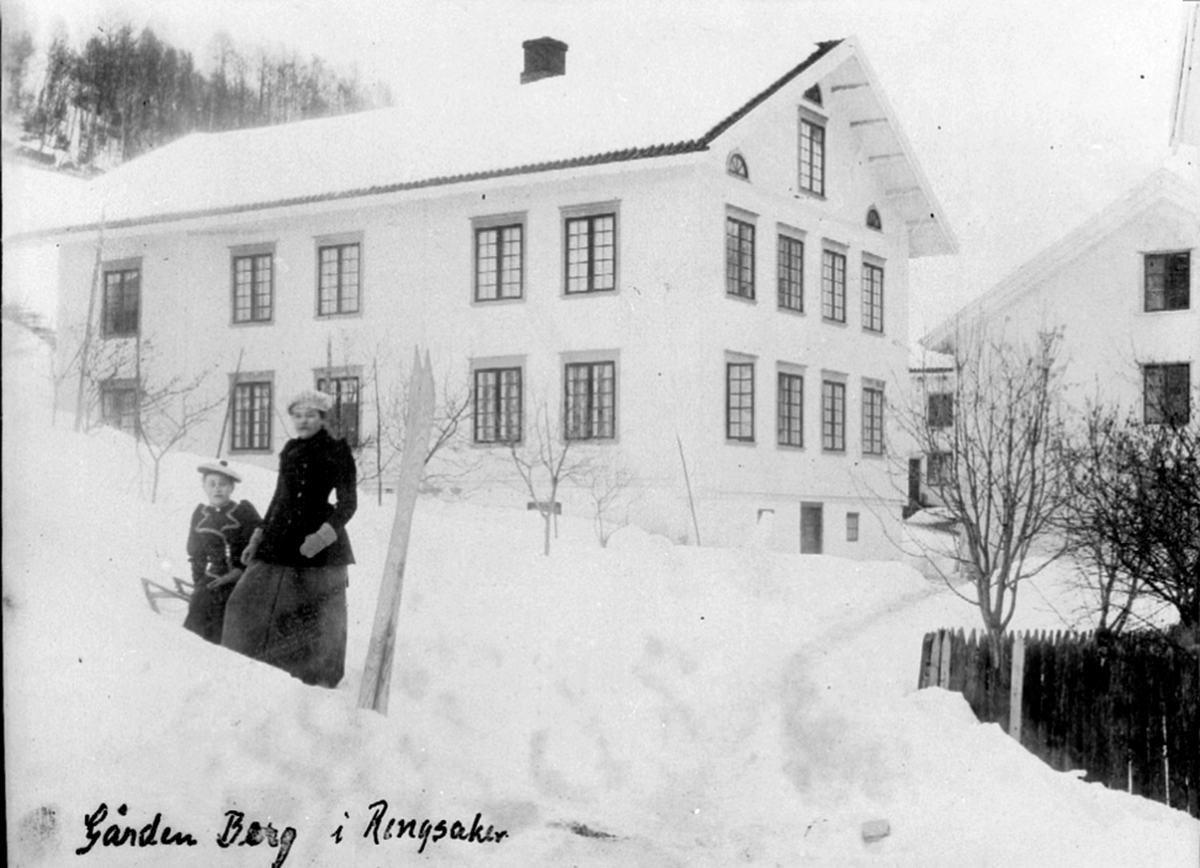 To kvinner foran tjenerboligen på Berg gård, Brøttum, Ringsaker. Utleid i forbindelse med jernbaneutbyggingen.