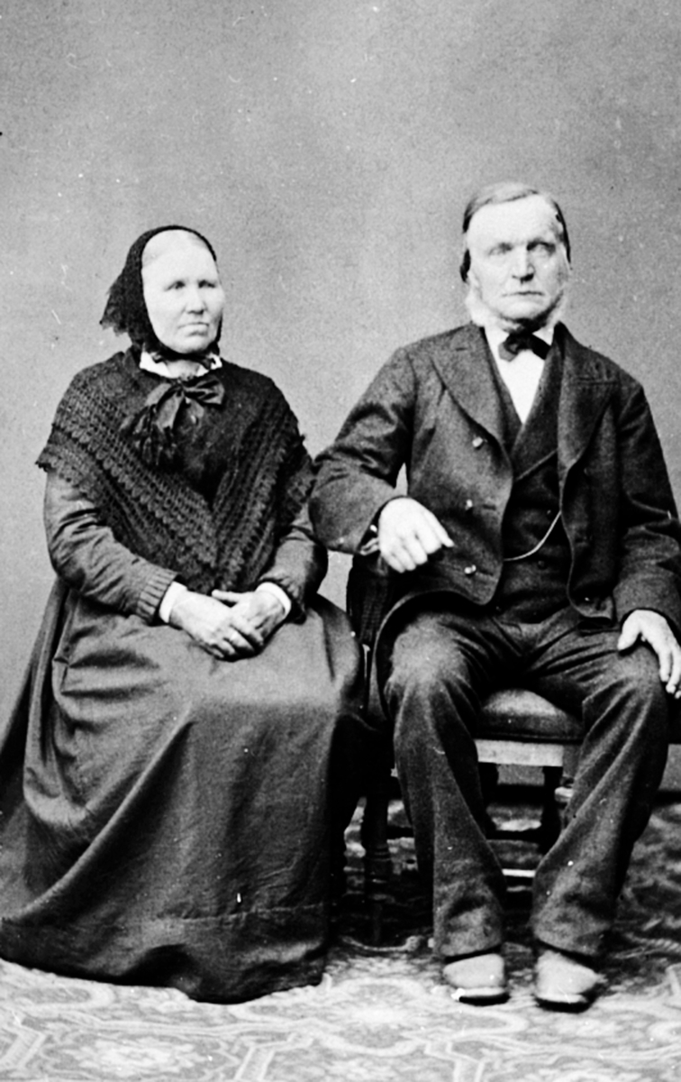 Ekteparet Oline f.1826 og Ole Samuelstuen f.1820, Brøttum, Ringsaker. Emigrerte til Amerika i 1880-årene.