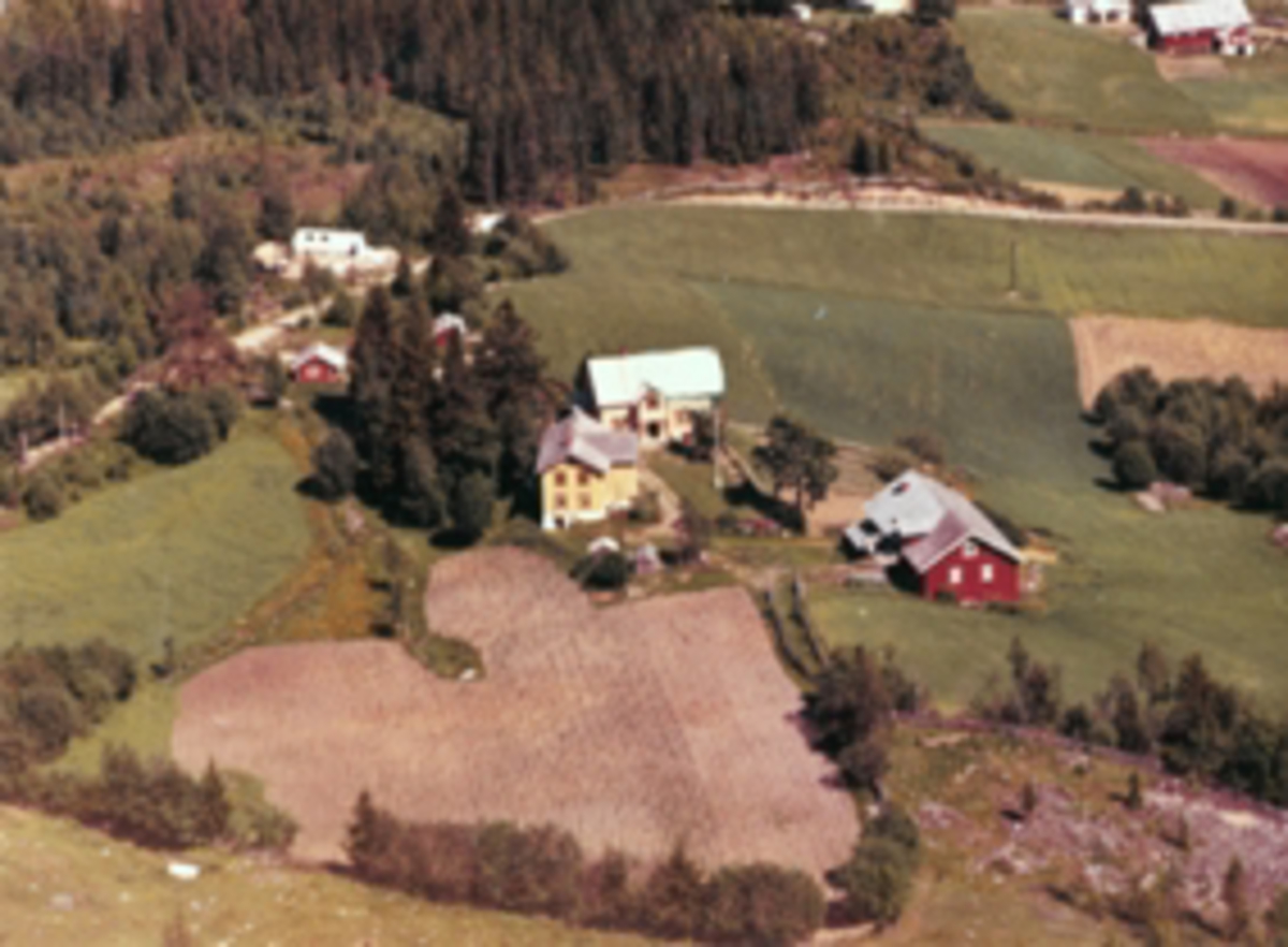 Flyfoto av Holen barnepensjonat, Furnes, Ringsaker. Dalseng i øvre høyre hjørne.
