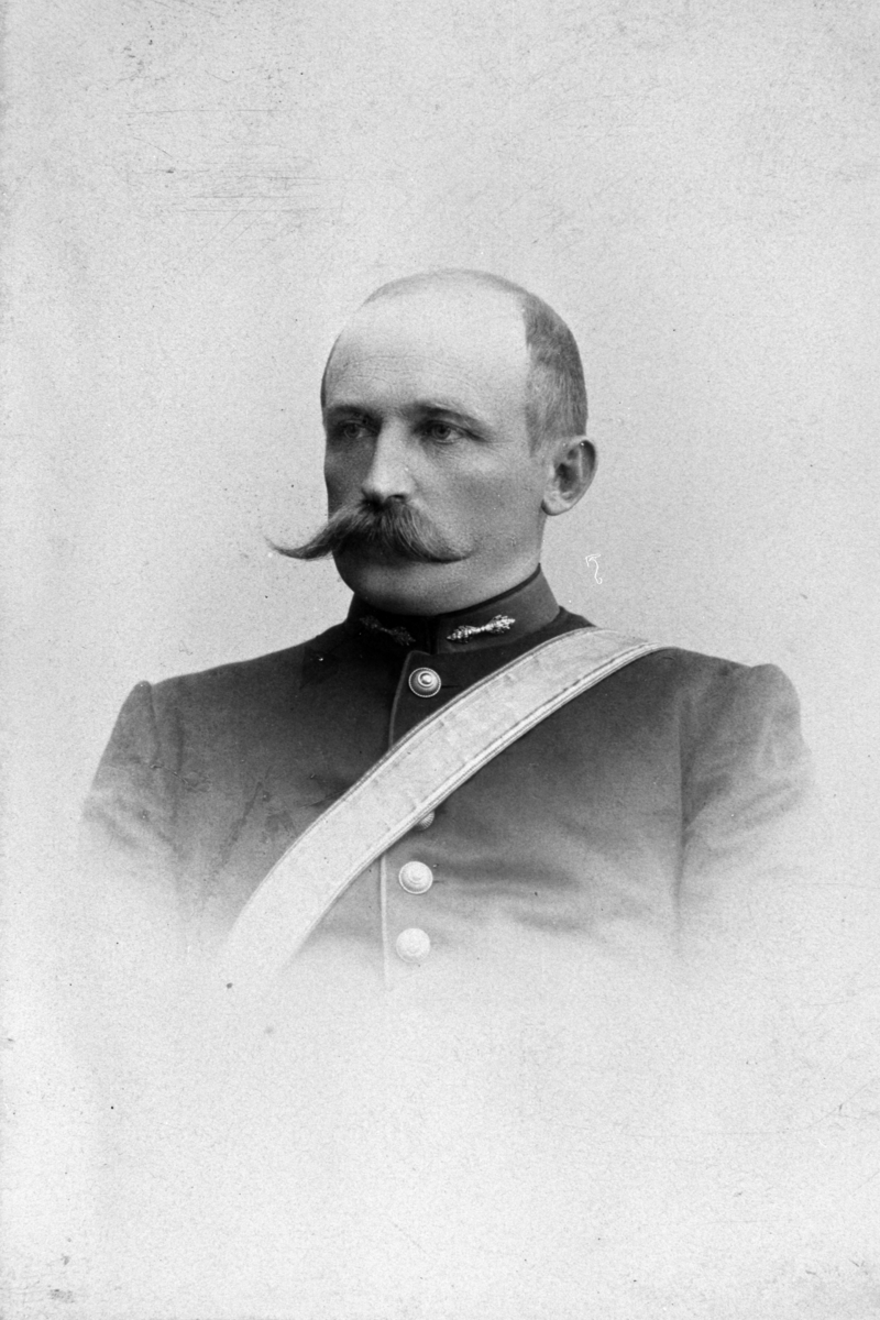 Portrett av kaptein Emil Abraham Svartshoel (1859-1909) i uniform, Kvam, Nes, Hedmark.