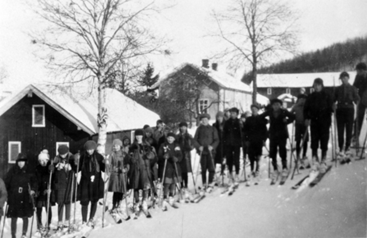 Elever fra Mauset skole, Brumunddal på skitur til Høsbjør. Her på Berger gård, Furnes.