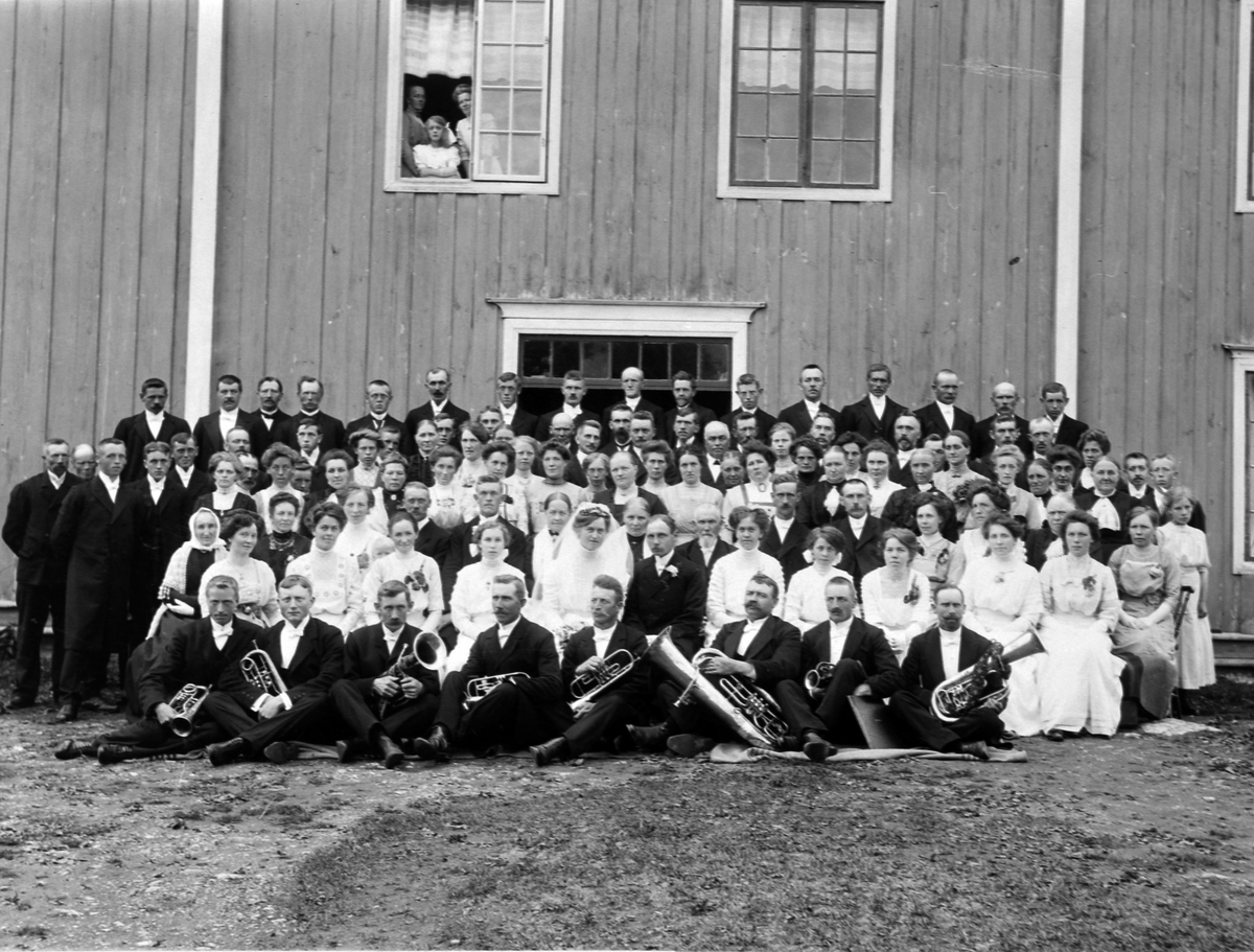 Brudepar og bryllupsgjester, musikere fra Lotørken foran, Lund gård, Furnes, ca.1905-10.