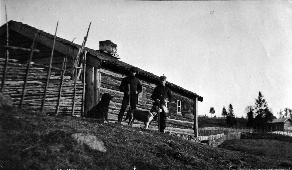 Mikkel og Anders Snarud, fuglejakt, hund, Måsetra under Snarud gård, Furnes, ca. 1905-10.