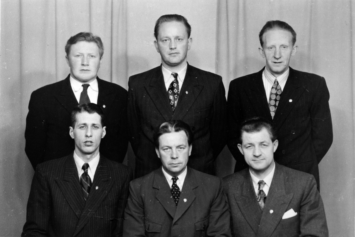 Arrangemangkomiteen for NM i terrengløp i Gaupen, Ringsaker 1953. Foran fra venstre er kasserer Harry Lyngby, styremedlem Jarle Harby, sekretær Reidar Harby. Bak er nestformann Nils Rønning, formann Reidar Berge og Petter Helseth.