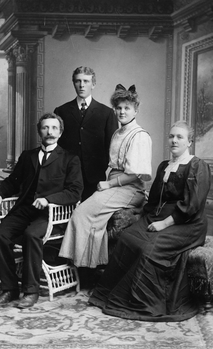 Sandvold familiegruppe. F. v. malermester Syver Sandvold, f. 16. 10. 1859-d. 07.02.1952,   Peder Sandvold f. 14. 08. 1884, Agnethe Sandvold g. Gjerde i Drammen,  Antonette Sandvold 28. 07. 1861.
