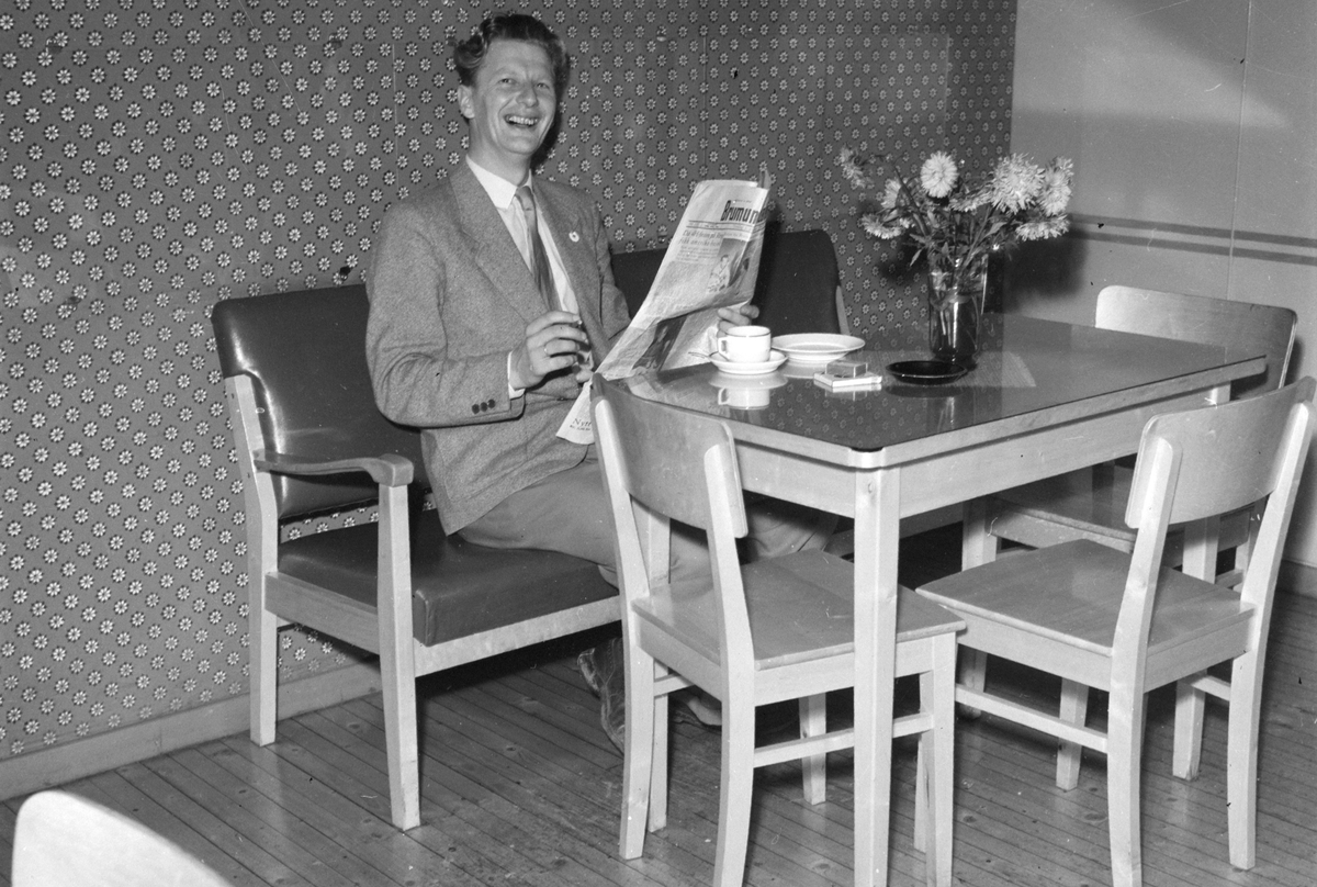 Jevanord kafeen i Gamlegata i Brumunddal. Ukjent mann ved kafebord leser avisa "Brumunddølen"