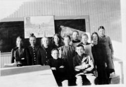 GRUPPE: 11 SKOLEELEVER, FARMEN SKOLE, FREDHJEM.