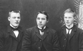 GRUPPE: 3 UNGE MENN, UKJENT, MARTIN PALERUD FØDT: 1889, TIL HØYRE: ADOLF JOHANSEN, NYHEIM